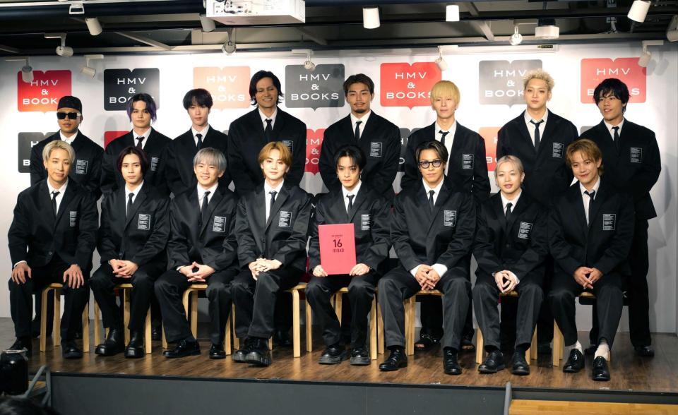 　（前列左から）陣、神谷健太、浦川翔平、吉野北人、川村壱馬、ＲＩＫＵ、山本彰吾、岩谷翔吾（後列同）ＬＩＫＩＹＡ、与那嶺瑠唯、藤原樹、龍、武知海青、長谷川慎、鈴木昂秀、後藤拓磨