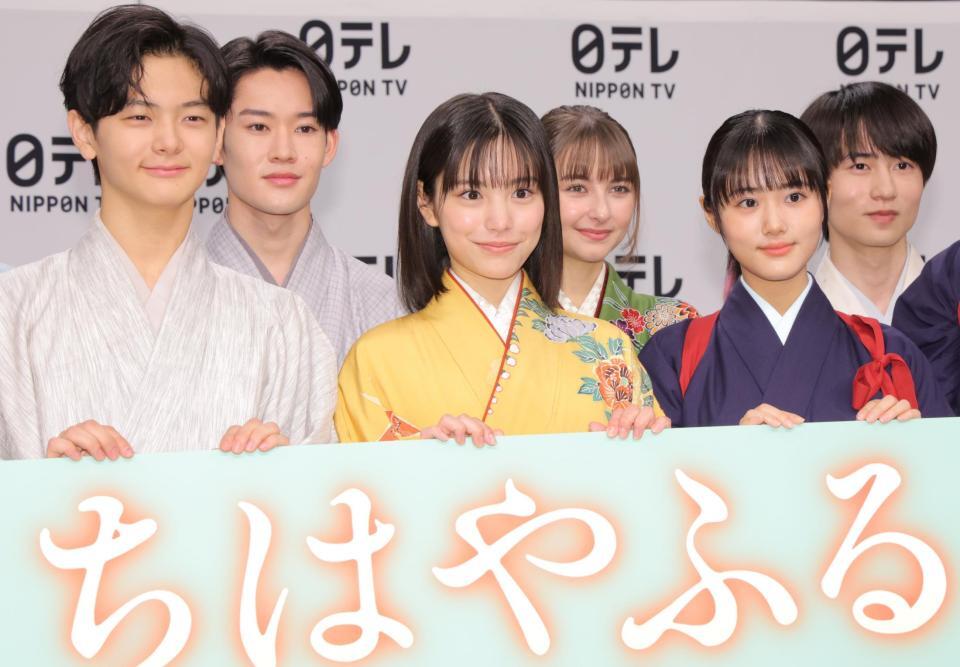 　ほほ笑む（左から）齋藤潤、山時聡真、當真あみ、嵐莉菜、原菜乃華、坂元愛登（撮影・吉澤敬太）