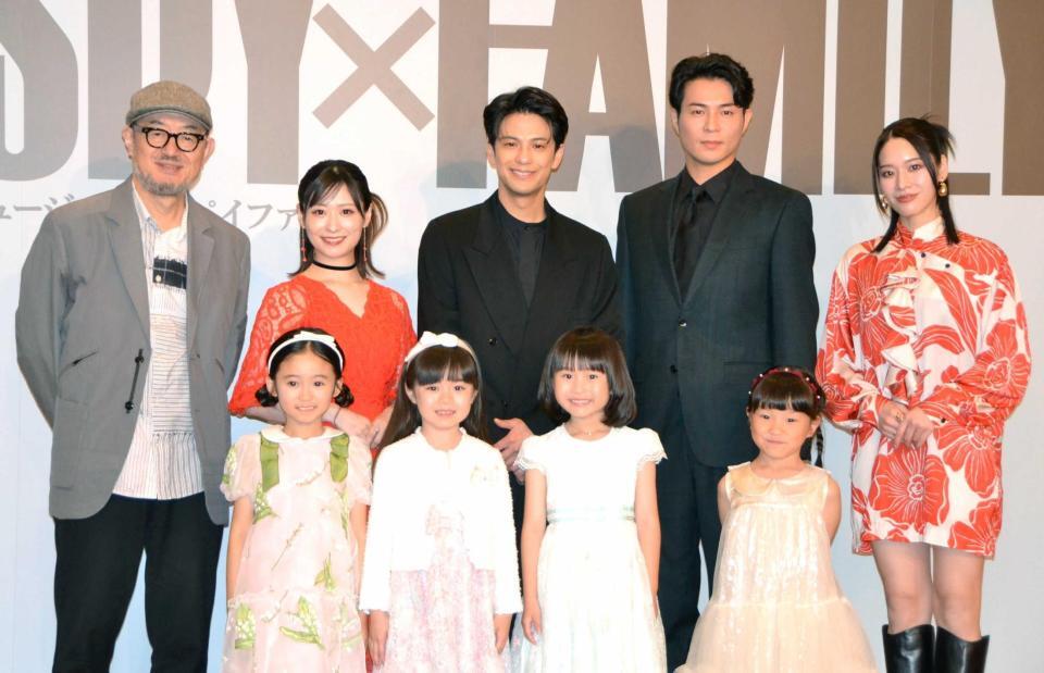 　（前列左から）泉谷星奈、月野未羚、西山瑞桜、村方乃々佳（後列同）脚本・歌詞・演出担当のＧ２氏、唯月ふうか、森崎ウィン、平方元基、和希そら