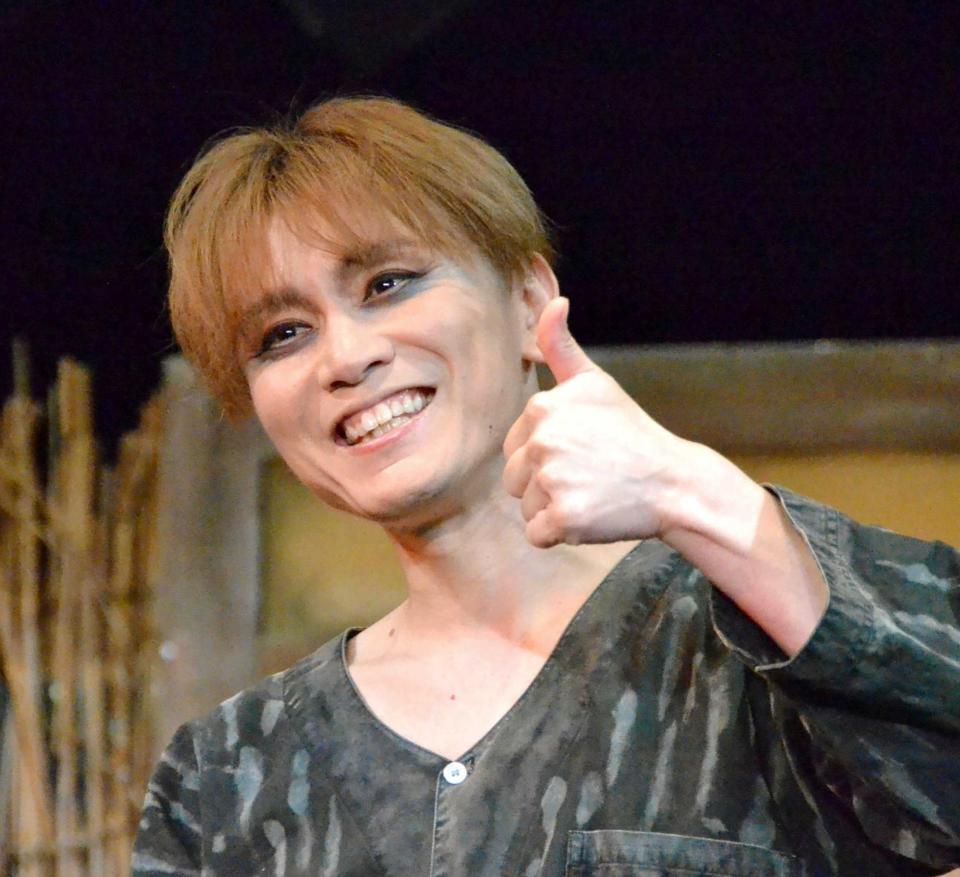 　サムズアップポーズを決める安田章大