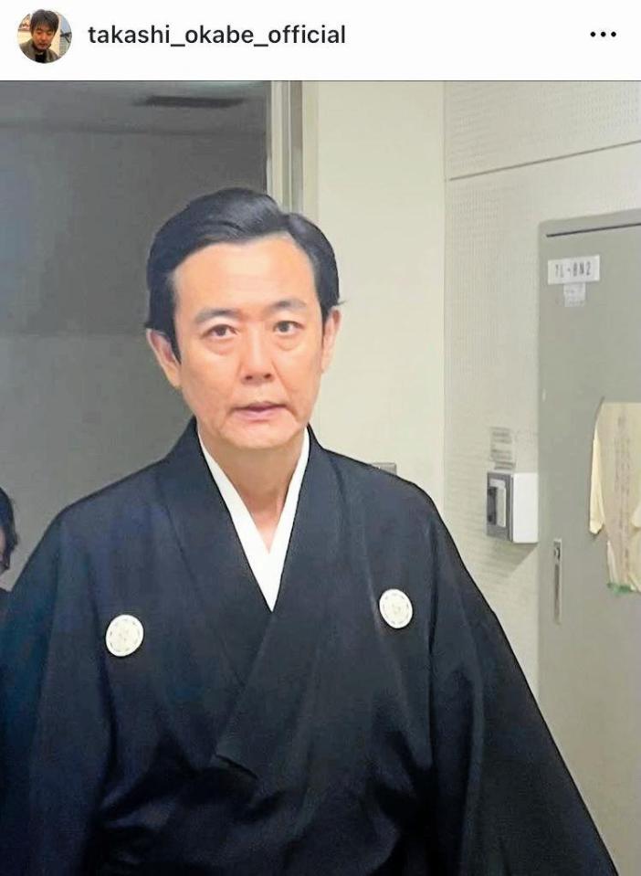 　「虎に翼」撮影中のオフショット。岡部たかしのインスタグラム＠ｔａｋａｓｈｉ＿ｏｋａｂｅ＿ｏｆｆｉｃｉａｌより