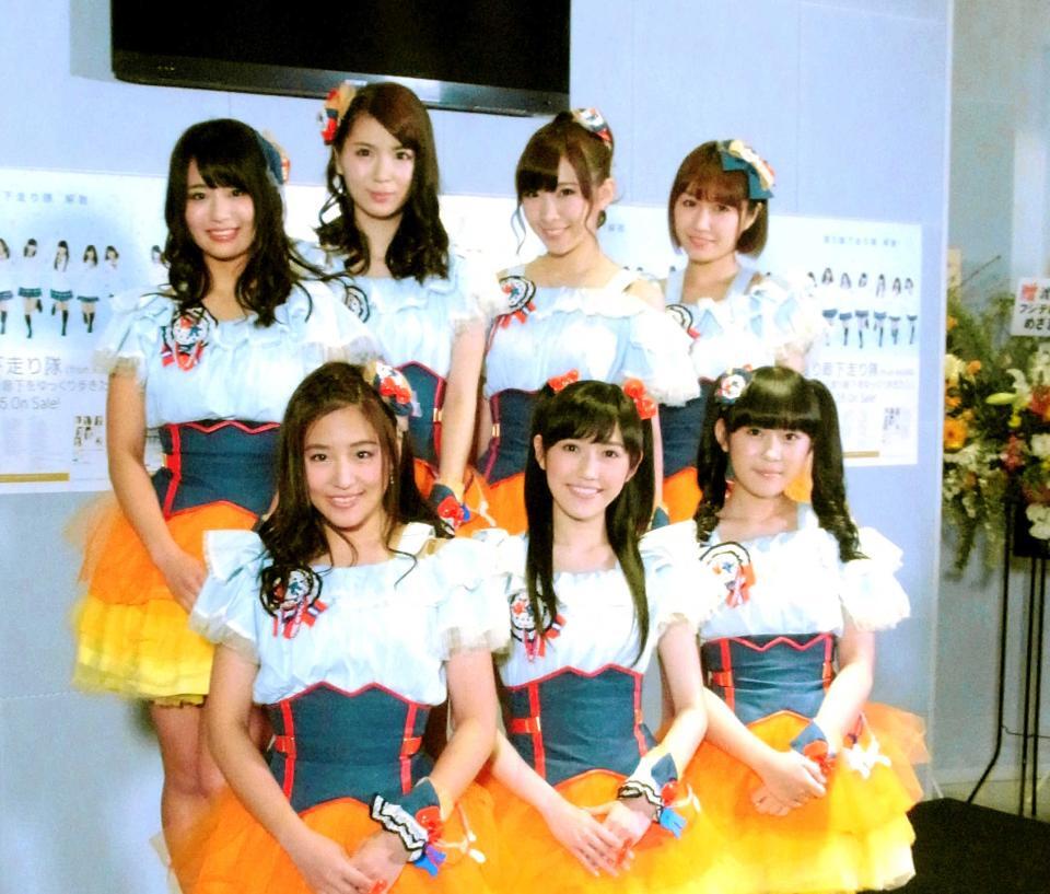 　解散ライブ直前の渡り廊下走り隊。後列右端が浦野＝２０１４年２月９日