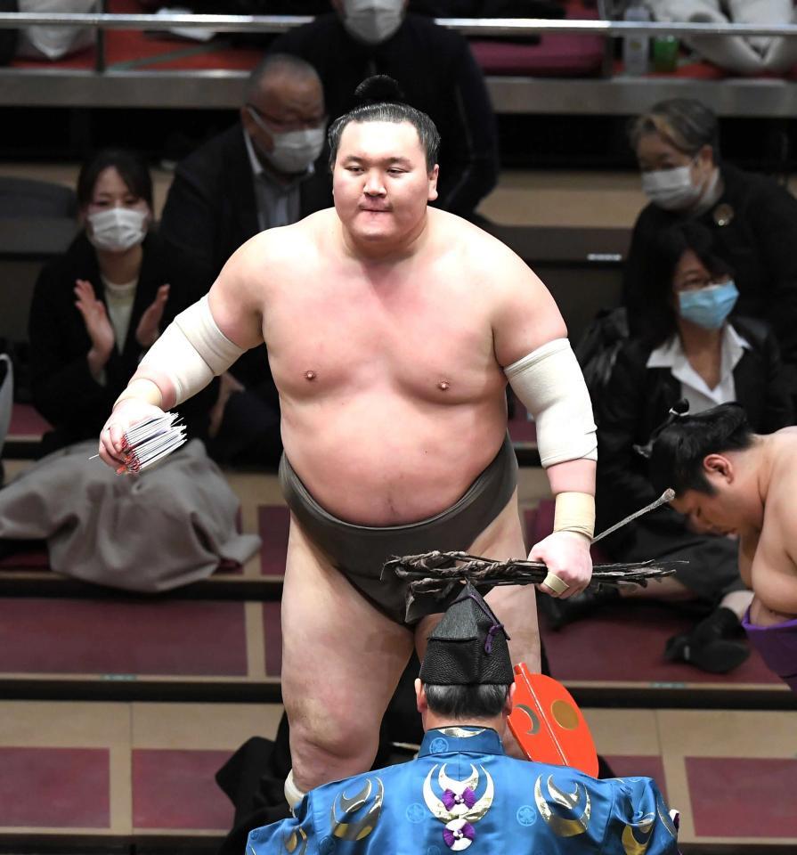 　春場所で懸賞を手にする白鵬＝２０２１年３月、両国国技館