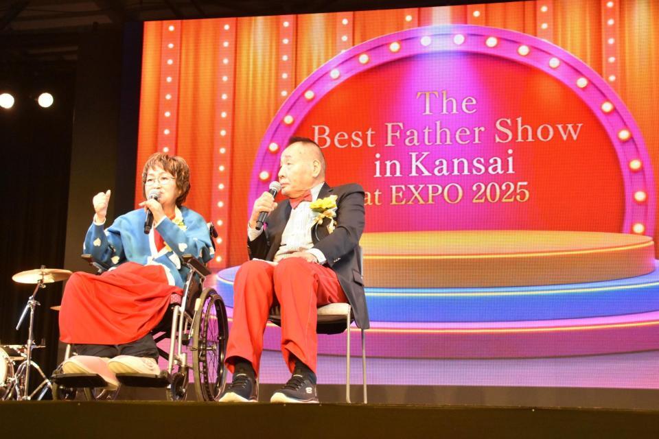 　万博会場内で漫才を披露する宮川大助・花子