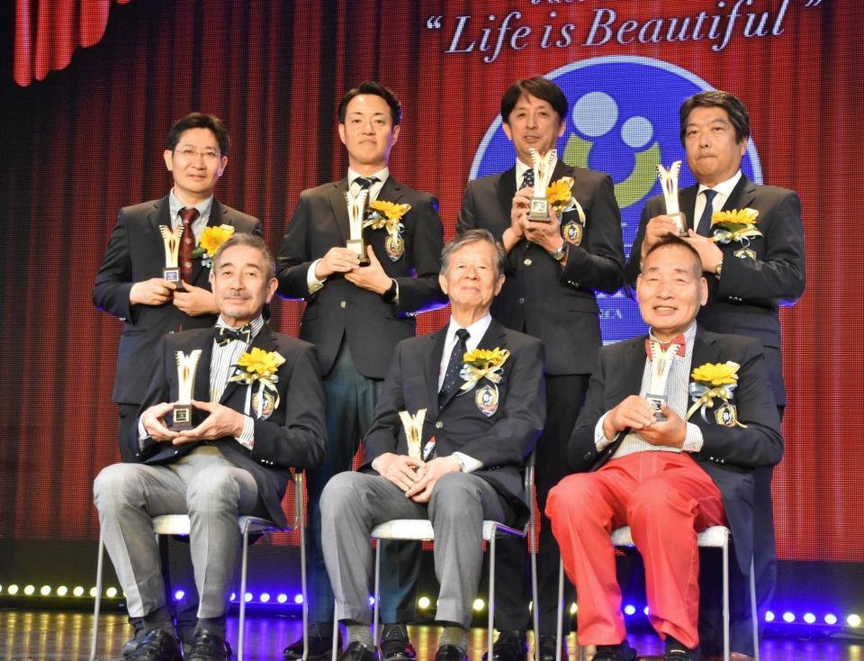 　「ベストファーザー賞　ｉｎ　関西」の受賞者。（前列左から）増田徳兵衛商店・十四代増田徳兵衛氏、竹中工務店・難波正人会長、宮川大助、（後列左から）国際日本文化研究センター・磯田道史教授、横山英幸大阪市長、星野伸之氏、櫻正宗・十一代山邑太左衛門氏