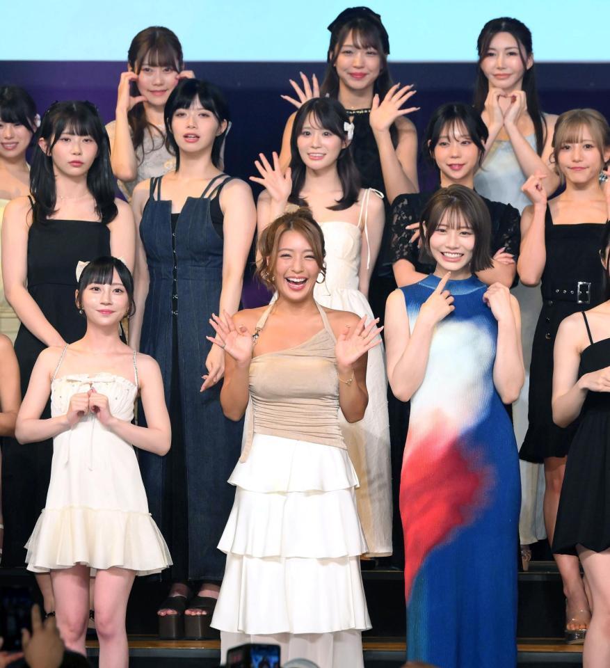 　歓声に応えて手を振る橋本梨菜（前列中央）＝撮影・堀内翔