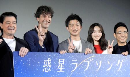 　（左から）川平慈英、チェイス・ジーグラー、曽田陵介、秋田汐梨、八嶋智人