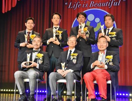 　「ベストファーザー賞　ｉｎ　関西」の受賞者。（前列左から）増田徳兵衛商店・十四代増田徳兵衛氏、竹中工務店・難波正人会長、宮川大助、（後列左から）国際日本文化研究センター・磯田道史教授、横山英幸大阪市長、星野伸之氏、櫻正宗・十一代山邑太左衛門氏