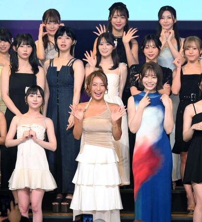 　歓声に応えて手を振る橋本梨菜（前列中央）＝撮影・堀内翔