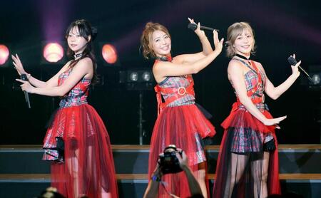 　ｓｈｅｒｂｅｔの（左から）青山ひかる、橋本梨菜、河路由希子（撮影・堀内翔）　
