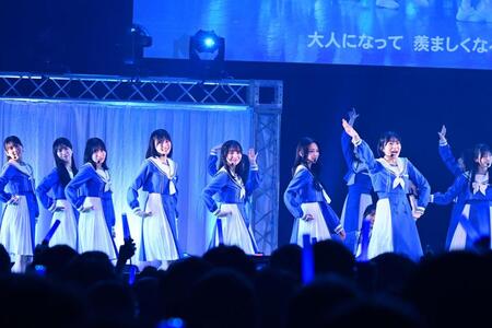 　ライブで躍動する「僕が見たかった青空 」の（左から）今井優希、工藤唯愛、八木仁愛、柳堀花怜、安納蒼衣、吉本此那、杉浦英恋、長谷川稀未