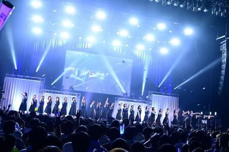 　「飛ばなかった紙飛行機」のパフォーマンスで紙飛行機を飛ばす粋な演出を見せた「僕が見たかった青空」