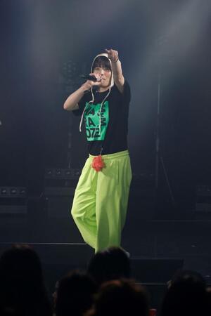 　デビュー１周年記念イベントで熱唱するまひることＭａｈｉｒｕ