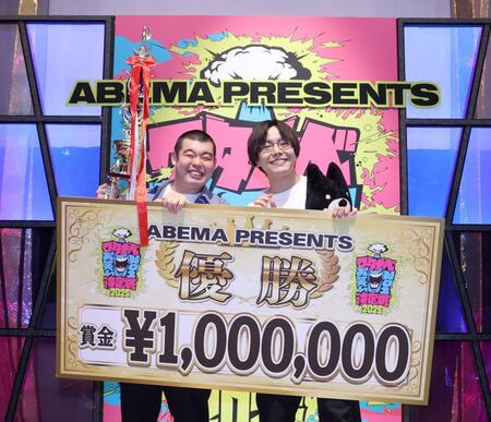 　優勝した金の国・渡部おにぎり（左）、桃沢健輔（撮影・佐々木彰尚）