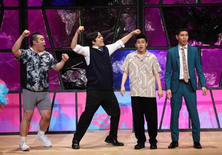 　勝利に喜ぶ（左から）金の国・渡部おにぎり、桃沢健輔と敗れた豆鉄砲・東健太郎、ホセ（撮影・佐々木彰尚）