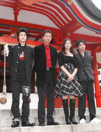 　舞台の製作発表に出席した（左から）窪塚俊介、椎名桔平、黒木メイサ、萩原聖人＝０４年