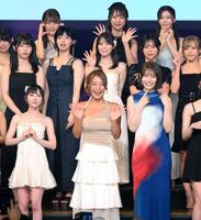 　歓声に応えて手を振る橋本梨菜（前列中央）＝撮影・堀内翔