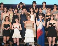 　フォトセッションに登場したｓｈｅｒｂｅｔの橋本梨菜（前列中央）、２列目右から河路由希子、青山ひかる（撮影・堀内翔）　