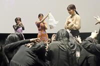 　具合が悪くなる久間田琳加（右端）と除霊する原菜乃華（中央）、なえなの（左端）＝撮影・石井剣太郎