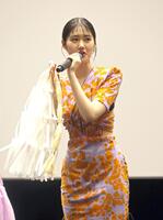 　舞台あいさつで除霊する原菜乃華（撮影・石井剣太郎）