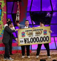 　優勝をした金の国・渡部おにぎり（中央）、桃沢健輔（右）＝撮影・佐々木彰尚