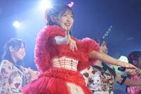 　卒業公演で笑顔を見せるＡＫＢ４８の村山彩希　ⓒＡＫＢ４８
