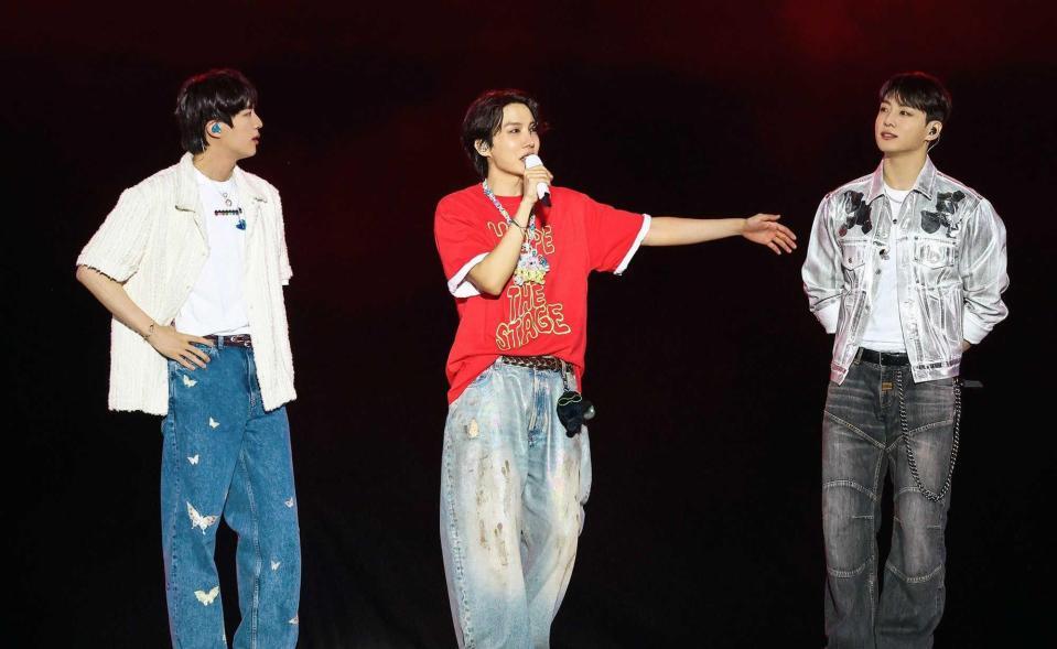 　ステージで仲良くトークする（左から）ＪＩＮ、Ｊ－ＨＯＰＥ、ＪＵＮＧ　ＫＯＯＫ　（ｐ）＆（Ｃ）ＢＩＧＨＩＴ　ＭＵＳＩＣ