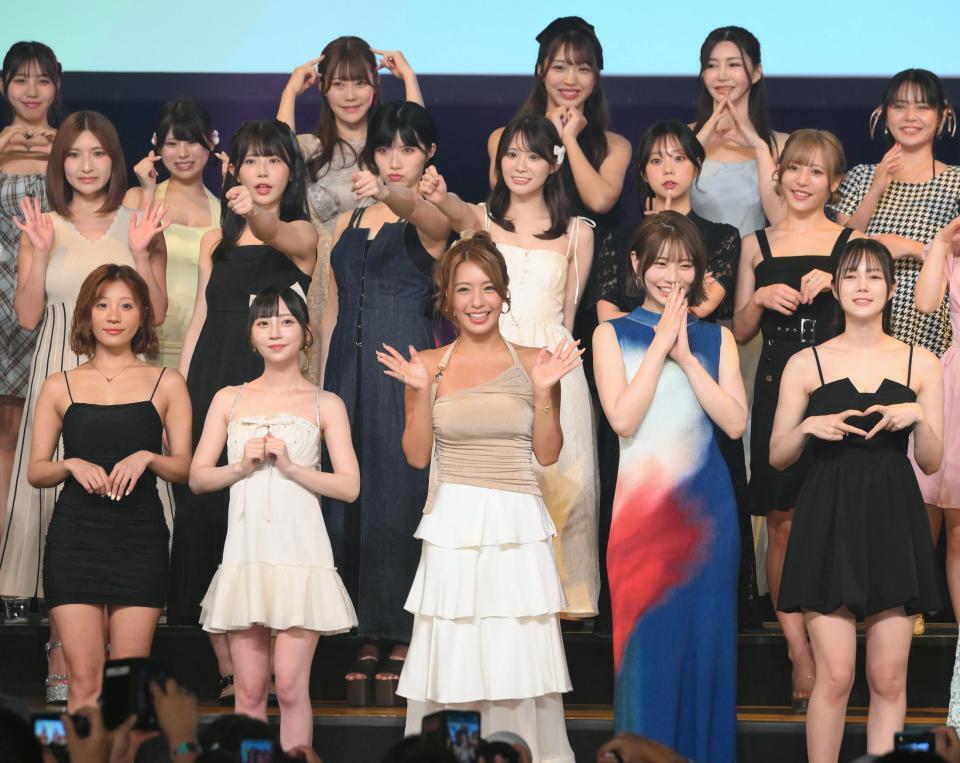 　フォトセッションに登場したｓｈｅｒｂｅｔの橋本梨菜（前列中央）、２列目右から河路由希子、青山ひかる（撮影・堀内翔）　