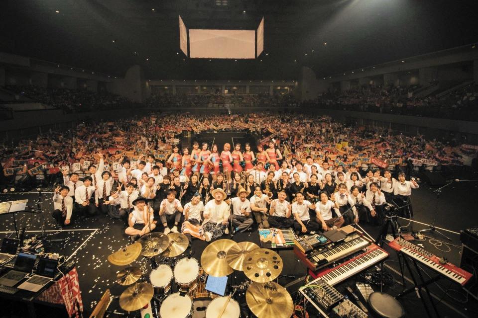 　初のアリーナライブでを終え出演者や観客と記念撮影するＨＩＰＰＹ（提供写真）