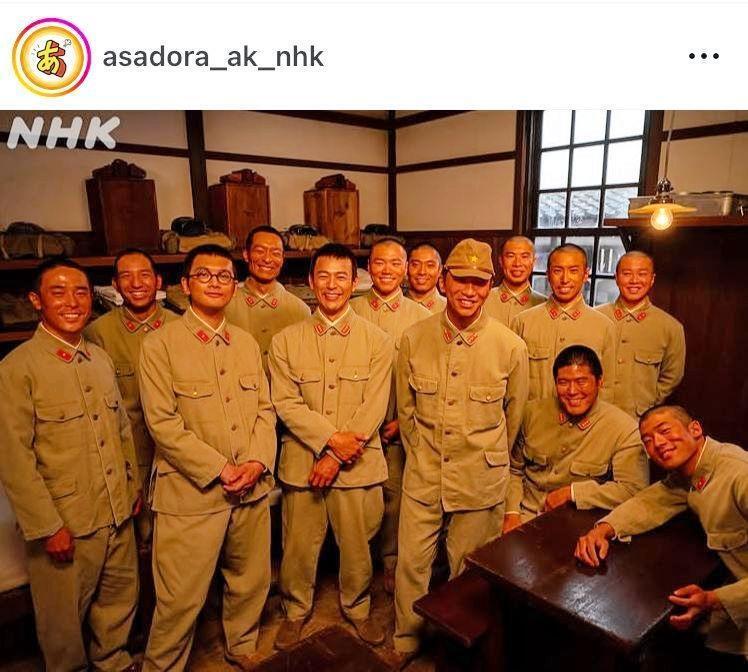 八木上等兵もコン太もにっこり。小倉連隊オフショット。。朝ドラ「あんぱん」公式のインスタグラム＠ａｓａｄｏｒａ＿ａｋ＿ｎｈｋより