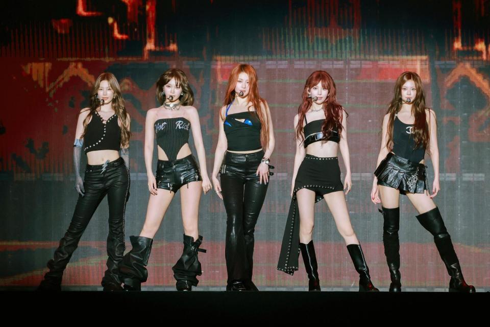 　ステージに降臨したＬＥ　ＳＳＥＲＡＦＩＭの（左から）ＫＡＺＵＨＡ、ＫＩＭ　ＣＨＡＥＷＯＮ、ＨＵＨ　ＹＵＮＪＩＮ、ＳＡＫＵＲＡ、ＨＯＮＧ　ＥＵＮＣＨＡＥ　ⓟ＆©ＳＯＵＲＣＥ　ＭＵＳＩＣ