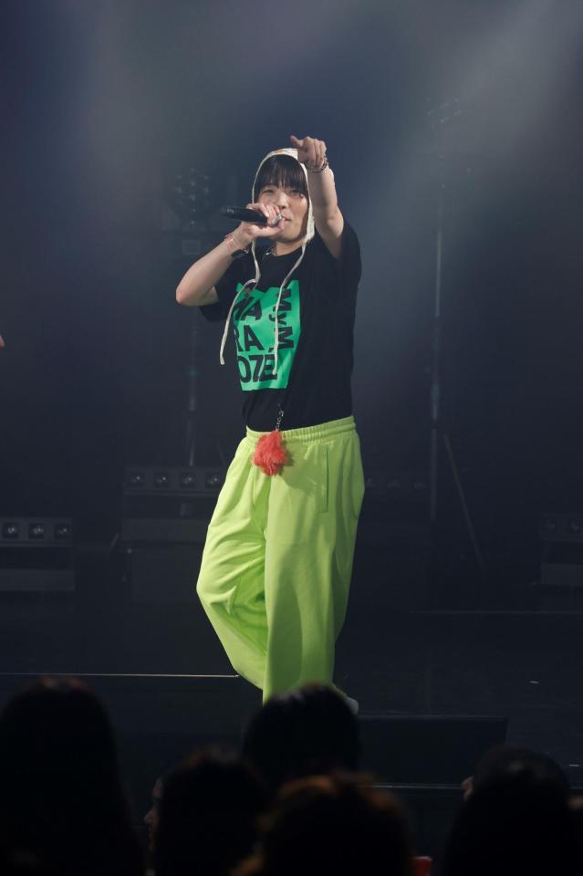 　デビュー１周年記念イベントで熱唱するまひることＭａｈｉｒｕ