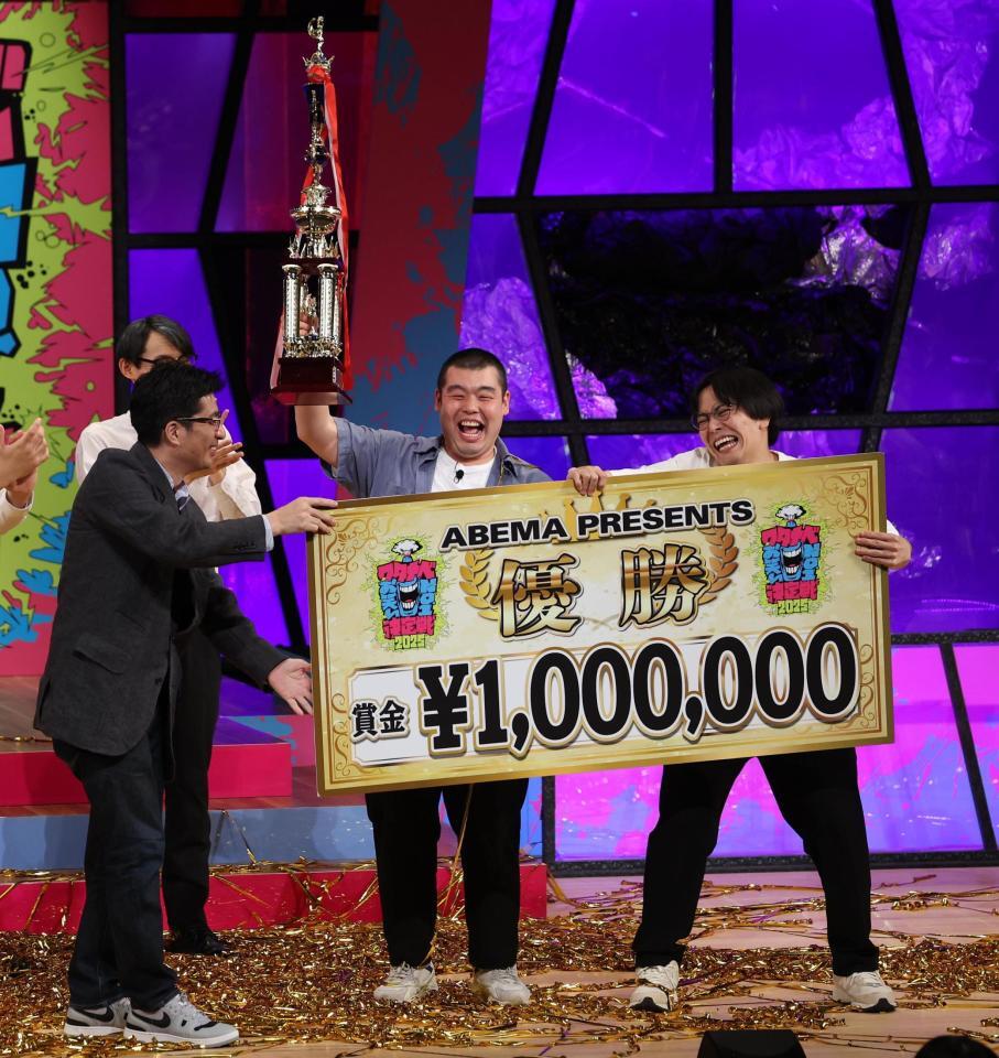 　優勝をした金の国・渡部おにぎり（中央）、桃沢健輔（右）＝撮影・佐々木彰尚