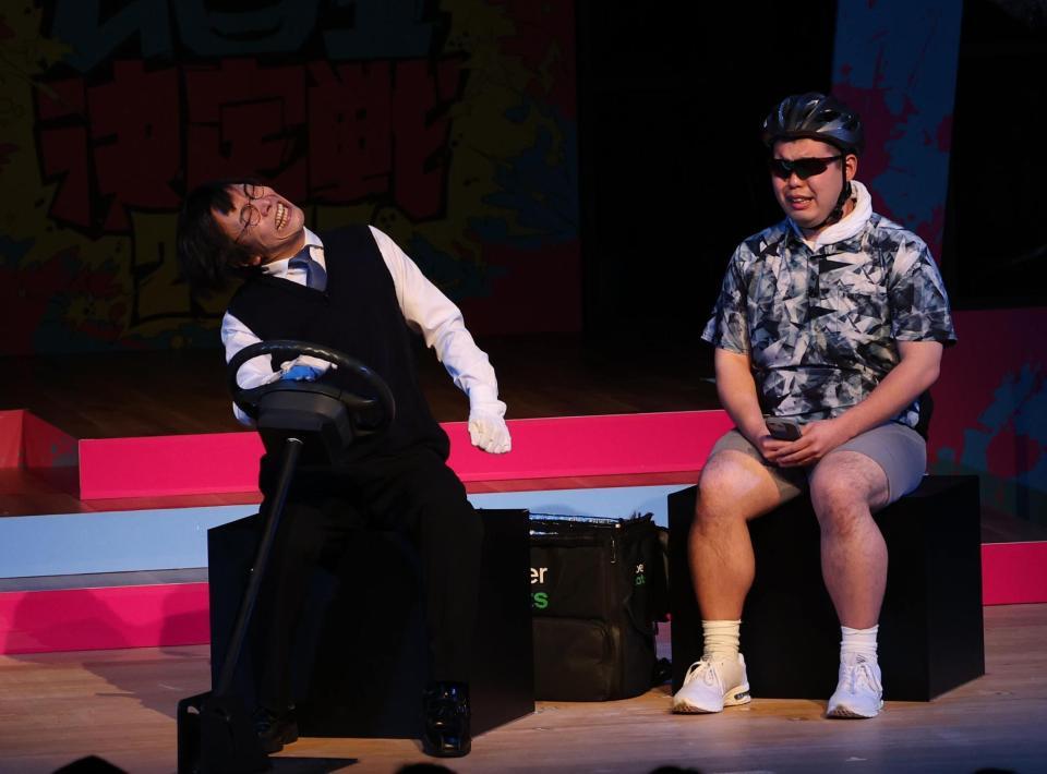 　会場を沸かせる金の国・渡部おにぎり（右）、桃沢健輔（撮影・佐々木彰尚）