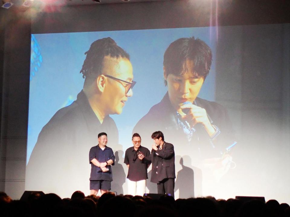 　ソンモ（右）のバースデーイベントに駆けつけたユン・ミンス（中）