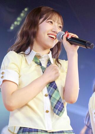 　卒業公演で笑顔を見せる村山彩希　©ＡＫＢ４８