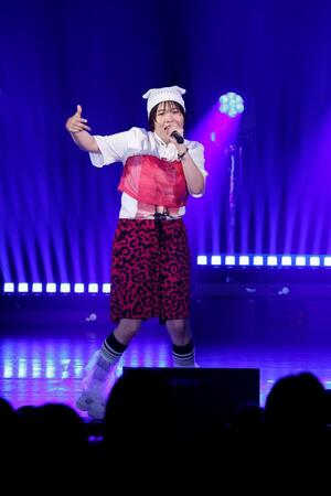 　デビュー１周年記念イベントで熱唱するまひることＭａｈｉｒｕ