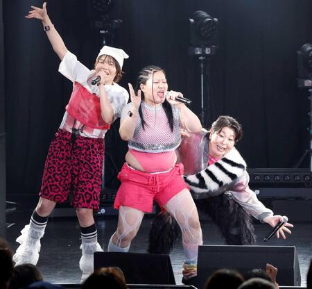 　熱唱するＭｙＭの（左から）Ｍａｈｉｒｕ、Ｙｏｓｈｉｋｏ、Ｍｉｙｕｋｉ