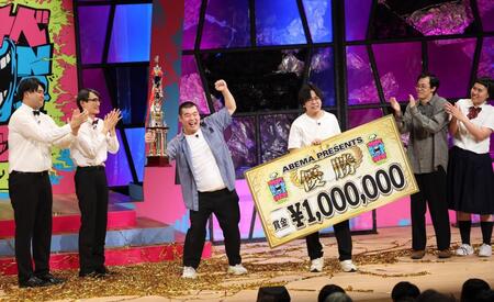 　優勝した金の国・渡部おにぎり（中央左）、桃沢健輔（同右）＝撮影・佐々木彰尚