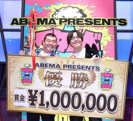 　優勝した金の国・渡部おにぎり（左）と桃沢健輔（撮影・佐々木彰尚）