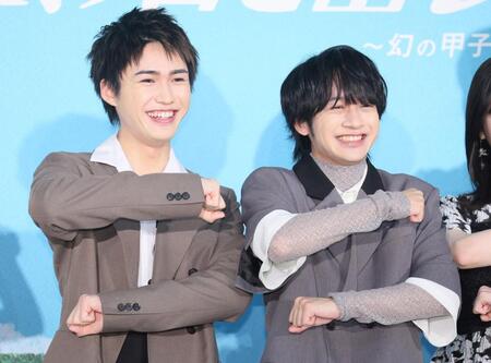 　笑顔でポーズを決める岡﨑彪太郎（左）と藤井直樹（撮影・石井剣太郎）