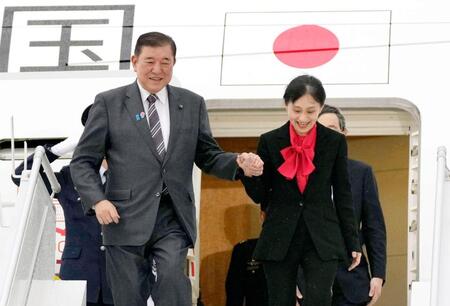 　Ｇ７サミット出席のため、カナダのカルガリー国際空港に到着した石破首相。右は妻の佳子さん（共同）