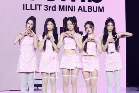 　メディアショーケースを開催したＩＬＬＩＴの（左から）ＹＵＮＡＨ、ＷＯＮＨＥＥ、ＭＩＮＪＵ、ＩＲＯＨＡ、ＭＯＫＡ （Ｐ）＆（Ｃ）　ＢＥＬＩＦＴ　ＬＡＢ　Ｉｎｃ．　