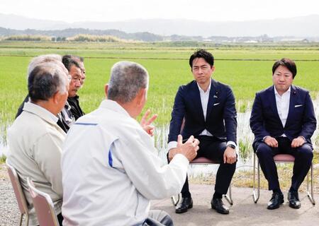 　福島県南相馬市の水田を視察し、コメ生産者らと意見交換する小泉農相（右から２人目）＝１５日