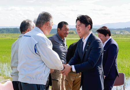 　福島県南相馬市でコメ生産者らと意見交換し、握手する小泉農相（手前右）＝１５日