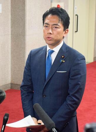 　記者団の取材に応じる小泉農相