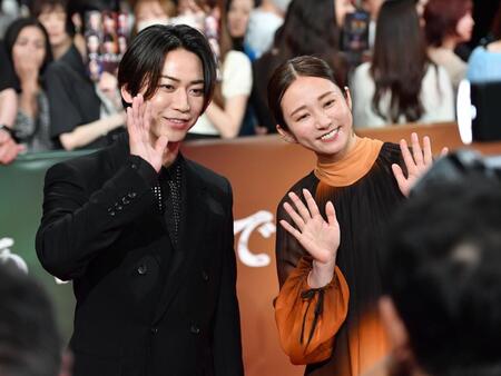 　レッドカーペットで手を振る亀梨和也（左）と木村文乃＝東京・カナデビアホール（撮影・開出牧）