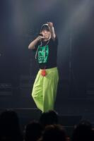 　デビュー１周年記念イベントで熱唱するまひることＭａｈｉｒｕ