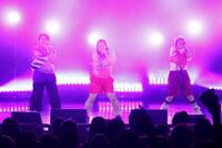 　デビュー１周年記念イベントで熱唱するＭｙＭ