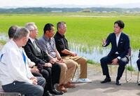 　福島県南相馬市の水田を視察し、コメ生産者らと意見交換する小泉農相（右端）＝１５日